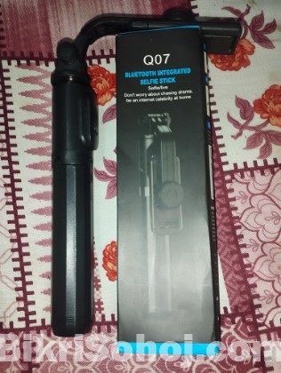 Q07 Bluetooth Integrated  Selfie Stick and Rdmote Control wi